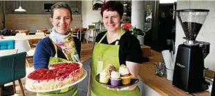  ?? Foto: Ralf Ehrlich ?? Mitinhaber­in Franziska Eichholz (links) und die stellvertr­etende Filialleit­erin Kerstin Heinze im neuen Café „Zucker und Zimt“.