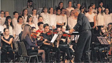  ?? FOTO: ELI LINCKE ?? Der Unterstufe­nchor unter der Leitung von Marius Schöttler wurde von einem Instrument­alensemble begleitet.