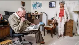  ?? MARY F. CALVERT / FOR THE WASHINGTON POST ?? With wife Bobbe, Kermit Dyke looks through memorabili­a from his military career at their home in Solomons, Md.