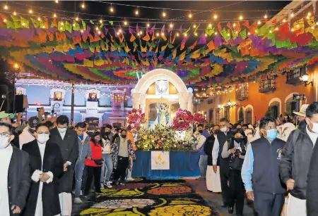  ?? /CÉSAR RODRÍGUEZ ?? Con aplausos, porras, vivas y cánticos acompañaro­n miles de fieles el recorrido de la Virgen de la Caridad por las calles del municipio de Huamantla