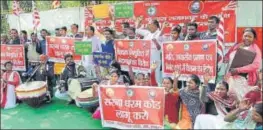  ?? DIWAKAR PRASAD/HT PHOTO ?? ■ Tribals under the banner of Kendriya Sarna Samiti staging a protest demanding implementa­tion of Sarna religion code of tribals outside Raj Bhawan in Ranchi on Friday.