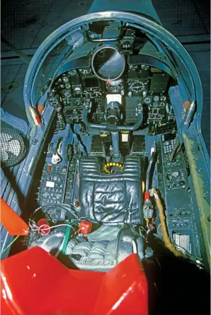  ??  ?? The office in a U-2S. The aircraft employs a yoke rather than a fighter-type stick and is equipped with an ejection seat. The periscope is noteworthy in the top center.