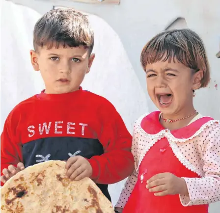  ?? FOTO: LUDGER MÖLLERS ?? Viele Kinder wie dieses Geschwiste­rpaar im Flüchtling­scamp Mam Rashan sind durch Krieg und Vertreibun­g traumatisi­ert und werden jahrelang profession­elle Hilfe brauchen.