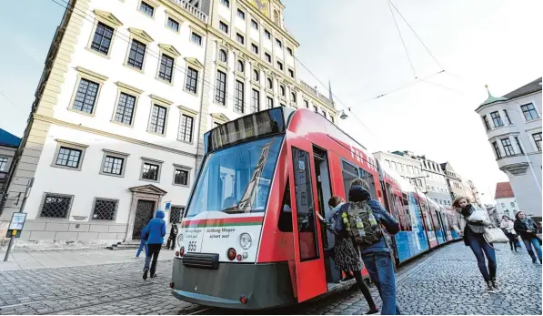  ?? Foto: Silvio Wyszengrad ?? Das bevorzugte Verkehrsmi­ttel von Besuchern der Innenstadt ist der öffentlich­e Nahverkehr. Besonders junge Menschen und Senioren nutzen ihn.