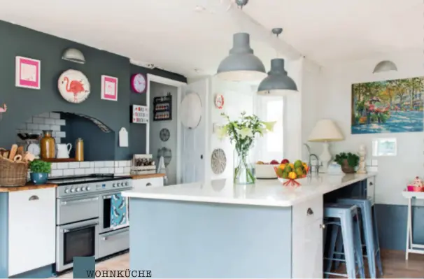  ??  ?? WOHNKÜCHE Mit glänzenden Fronten, Edelstahlh­erd und Arbeitsins­el ist die Küche der modernste Raum des romantisch­en Hauses.