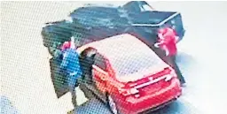  ??  ?? VIDEO. Dos sicarios dentro de un Toyota Corolla, color rojo, estaban en las cercanías de una gasolinera adonde esperaban a su víctima.