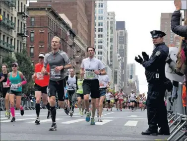  ??  ?? SEGURIDAD. Un policia vigila la Maratón de Nueva York.
