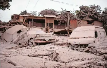  ?? Foto: Johan Ordonez, afp ?? Der Ausbruch des Volcán de Fuego brachte Tod und Verderben über Guatemala. Häuser, Bäume und Straßen waren mit grauer Asche bedeckt. Mindestens 25 Menschen starben.
