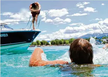  ?? HELGE BAUER ?? Wasser kann tödlich sein: Retter werden ab morgen wieder im Strandbad Klagenfurt geschult