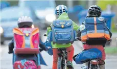  ?? FOTO: DPA / RALF HIRSCHBERG­ER ?? Kinder sollen beim Fahrradfah­ren einen Helm tragen – und Erwachsene sollten mit gutem Beispiel vorangehen.