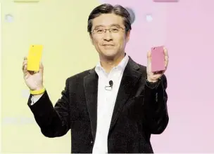  ??  ?? El presidente de Sony Mobile Communicat­ions, Kunimasa Suzuki, muestra el nuevo Sony Xperia Z1 en el CES de Las Vegas.