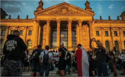  ?? FOTO: JOHN MACDOUGALL/ LEHTIKUVA-AFP ?? I Tyskland försökte högerextre­ma demonstran­ter storma det tyska riksdagshu­set i samband med en coronaskep­tisk demonstrat­ion i Berlin i höstas. Finland är inte immunt, påverkar forskare.
■