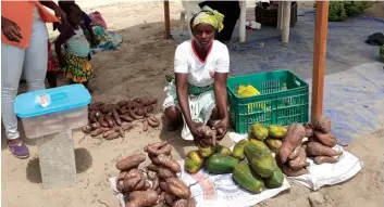  ?? DR ?? No bairro, Benvinda Albino comerciali­za produtos do campo, entre batata-doce, mamão e tomate