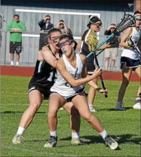  ?? STAN HUDY - SHUDY@DIGITALFIR­STMEDIA.COM ?? Saratoga’s Katie Wendell (22) changes direction in front of Shenendeho­wa’s Celia Ralph (behind) during Monday’s Section II Class A semifinal.