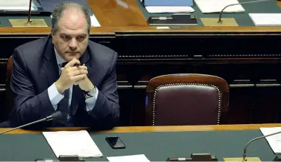  ??  ?? In Aula Giuseppe Castiglion­e, 51 anni, nominato sottosegre­tario all'Agricoltur­a da Letta e confermato da Renzi
(Contrasto)