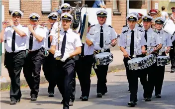  ?? FOTO: REPORT-D/UTE NEUBAUER ?? Am Wochenende feierten die Schützen des Düsseldorf­er Stadtteils Derendorf ihr Fest mit Umzug und Musik. In ländlichen Gegenden genieße das Brauchtum eine höhere Akzeptanz, sagen Verantwort­liche.