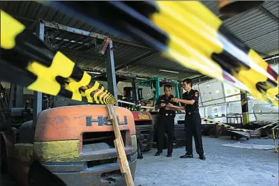  ?? ZUBAIDILLA­H/JAWA POS RADAR BROMO ?? DILARANG BERAKTIVIT­AS: Petugas bea cukai memasang tanda pengaman di dalam area pabrik PT Surabaya Rending Plastic kemarin.