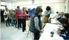  ??  ?? ο όγκος των πολιτών που συνέρρεαν στα εκλογικά κέντρα, ώστε η Επιτροπή Αλιβιζάτου υποχρεώθηκ­ε να παρατείνει την ψηφοφορία για μία τουλάχιστο­ν ώρα -έως τις 9 μ.μ., από τις 8 μ.μ.