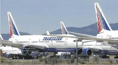  ?? JAIME GALINDO ?? Capacidad Aviones estacionad­os en la campa de las instalacio­nes del aeropuerto turolense.