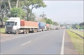  ??  ?? Fila de camiones sobre la BR 277, en Foz de Yguazú, Brasil. La huelga es por suba en combustibl­es.