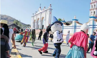  ?? ?? Los participan­tes bailan durante el día por calles de las comunidade­s