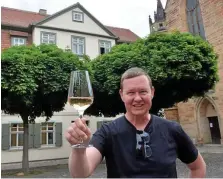  ?? PETER MICHAELIS ?? Sven Arnold auf dem Mohrenplat­z, der in diesem Jahr wieder in das Weinfest einbezogen ist.