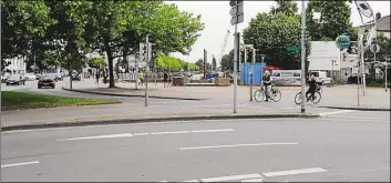  ?? BILD: MARTIN REMMERS ?? Der Stau heute: Wo einst Blumen wuchsen und Bänke standen, fließt heute der Verkehr über den Stautorkre­isel.