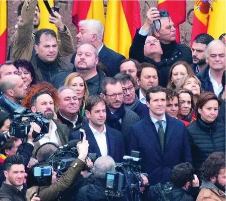  ??  ?? Hace dos años, Casado, Rivera y Abascal protestaro­n contra Sánchez