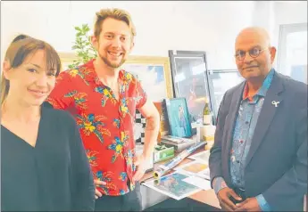  ??  ?? Event organisers Jennifer Bradley and William Finch with mayor K Gurunathan and items for auction.