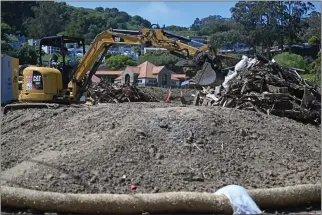  ?? ALAN DEP — MARIN INDEPENDEN­T JOURNAL ?? Worker Oscar Vega moves dirt at the future site of the Sausalito Marin City School District's new elementary school at the Nevada Street campus in Sausalito.