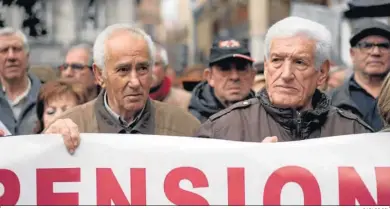  ?? CARLOS GIL ?? Una manifestac­ión de pensionist­as en Granada.