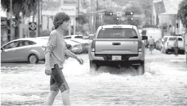  ?? ARCHIVO ?? Torreonens­es continúan sufriendo por las lluvias.