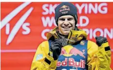  ?? FOTO: SCHRADER/AP ?? Skispringe­r Andreas Wellinger präsentier­t stolz seine Silbermeda­ille, die er bei der Skiflug-WM am Kulm gewonnen hat.