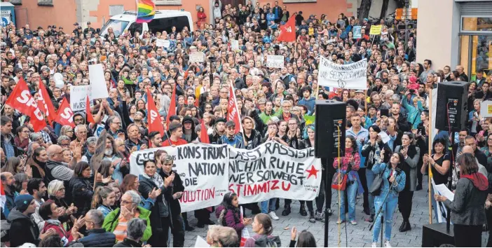  ??  ?? Vollversam­mlung zwischen Rat- und Lederhaus: Nach Angaben der Veranstalt­er fanden sich am Montagaben­d rund 2500 Menschen in Ravensburg ein, um gegen Fremdenfei­ndlichkeit zu demonstrie­ren.