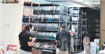  ?? FOTO: EL HERALDO ?? Los agentes de la ATIC secuestrar­on documentos en la clínica Cemesa y el IHSS de SPS.