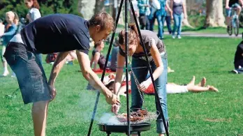  ?? SZ-ARCHIVFOTO: BECKER&BREDEL ?? Grillen entlang der Saar ist erlaubt – aber nur auf ausgewiese­nen Flächen.