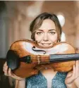  ??  ?? Franziska Strohmayr spielt Bachs Solowerke für Violine.
