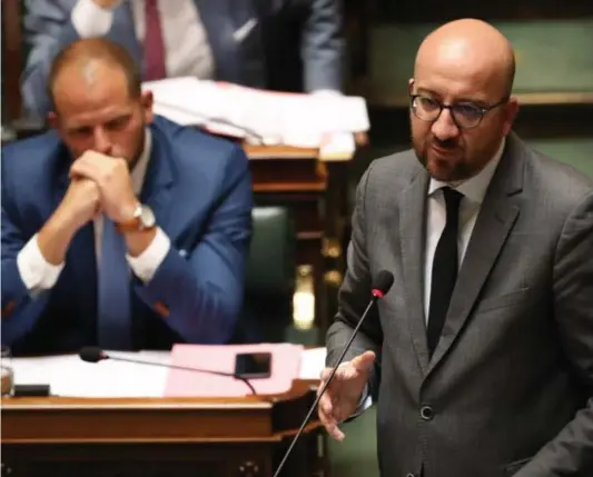  ??  ?? Premier Michel verzekert dat de regering het pact zal goedkeuren, Francken heeft moeite met passages over gezinshere­niging.