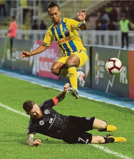  ?? PIC BY FARIZUL HAFIZ AWANG ?? Pahang’s Faisal Rosli (top) avoids a challenge from Terengganu’s Lee Tuck in their FA Cup quarter-final return leg match in Kuantan on Friday.