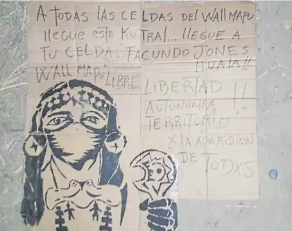  ??  ?? Mensaje. El cartel que apareció en el predio de la concesiona­ria de autos atacada el jueves.