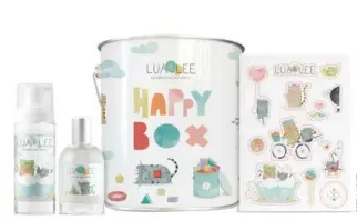  ??  ?? La Happy Box de Lua&amp;Lee incluye una Colonia de Lua&amp;Lee (100 ml), una Espuma de Baño Lua&amp;Lee (150 ml) -nuevo y sólo disponible dentro de la Happy Box- y stickers Lua&amp;Lee.