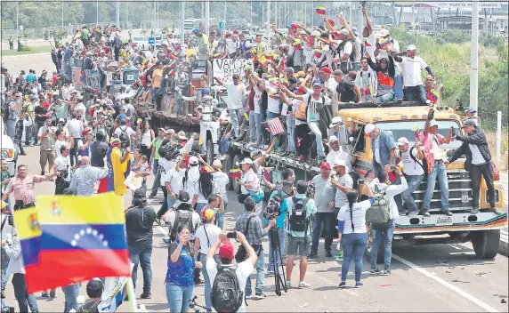 ??  ?? Venezolano­s pro democracia custodiaro­n los camiones que transporta­ron las donaciones internacio­nales.