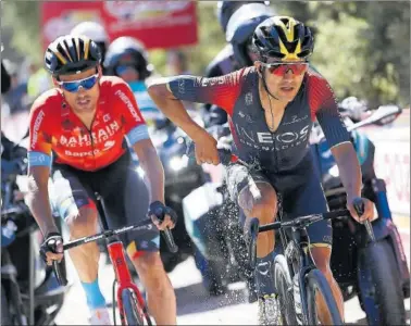  ?? ?? Richard Carapaz, en primer término, seguido de Luis León Sánchez, en la pasada Vuelta a España.