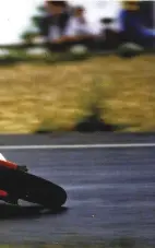  ??  ?? 5. Devinez qui est ce fringant pilote tâtant du bitume francilien lors du championna­t d'europe 125 en 1995 ? « Nul ne présageait le futur de Valentino Rossi à ce moment précis... »