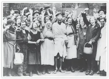  ?? NATIONAL GANDHI MUSEUM ?? Gandhi greeted by a crowd of textile workers in Lancashire while on a visit to England to attend the 1931 Round Table Conference.