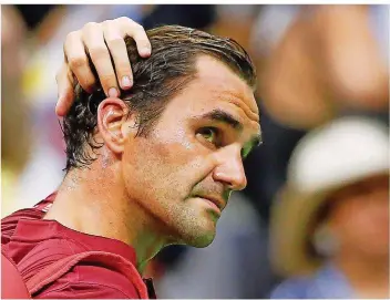  ?? FOTO: DECROW/AP/DPA ?? Roger Federer verlässt nach seiner überrasche­nden Niederlage bei den US Open den Platz. Die Bedingunge­n haben ihn zur Strecke gebracht: Der Schweizer ist klatschnas­s geschwitzt und körperlich am Ende.