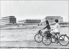  ?? Frank Q. Brown
Los Angeles Times ?? BARBARA TERHUNE, right, and Linda Teply bike before opening-day classes at UC Irvine on Oct. 4, 1965. An early issue: What would be the school mascot?