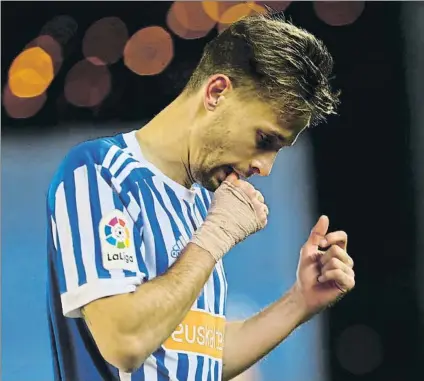  ?? FOTO: UNCITI ?? Sergio Canales celebró de manera un tanto fría su gol al Depor, el tercero, que dedicó a su vástago que está por llegar