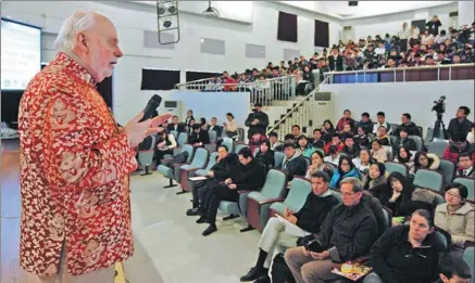  ?? TONG YU / CHINA NEWS SERVICE ?? Fraser Stoddart, who was elected to the Chinese Academy of Sciences this year, delivers a lecture at Tianjin University.