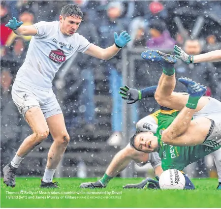  ?? PIARAS Ó MÍDHEACH/SPORTSFILE ?? Thomas O’Reilly of Meath takes a tumble while surrounded by David Hyland (left) and James Murray of Kildare